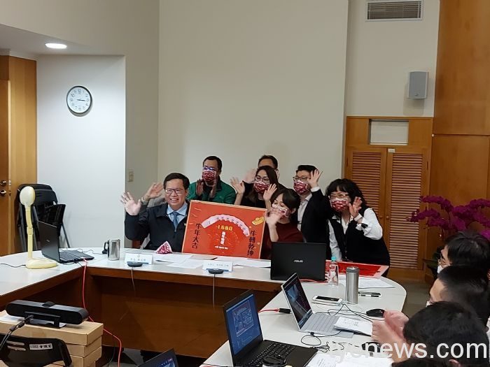 鄭文燦春節與隔離民眾線上拜年 應用AI技術互動大合照 20212191630 30 1