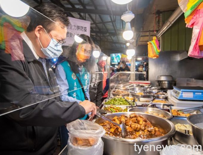 鄭文燦視察「仲平市場」採買食材 籲民眾放心挺攤商 2021241930 44 3