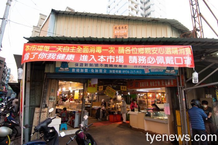 鄭文燦視察「仲平市場」採買食材 籲民眾放心挺攤商 2021241930 45 2