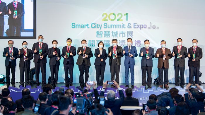 出席智慧城市展領獎 鄭文燦:帶領全球看見台灣前瞻科技實力 2021323169 4 6