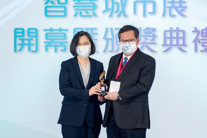 出席智慧城市展領獎 鄭文燦:帶領全球看見台灣前瞻科技實力 2021323169 9 1