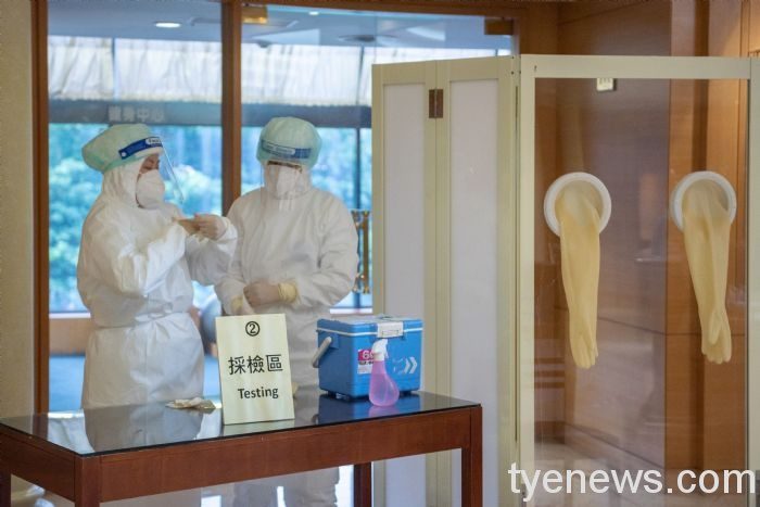 桃園市長鄭文燦9日上午前往防疫旅館視察採檢站運作情形。圖:市府提供 桃園市長鄭文燦9日上午前往防疫旅館視察採檢站運作情形。圖:市府提供
