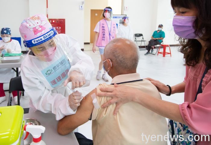鄭文燦視察長者疫苗接種情形 感謝團隊友善貼心服務 2021916136 59 5