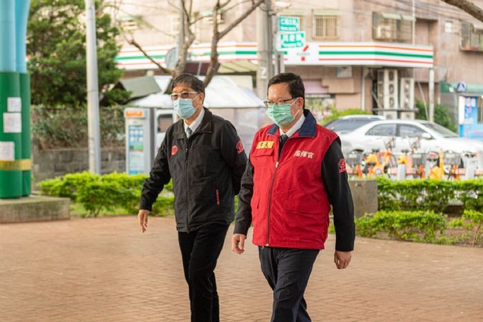 桃園市長鄭文燦前往中壢區黎明公園，視察社區採檢站作業情形。圖：市府提供
