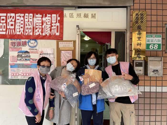 桃療募集里長與志工愛心 發送保暖圍脖助民眾度寒 20220118084010323