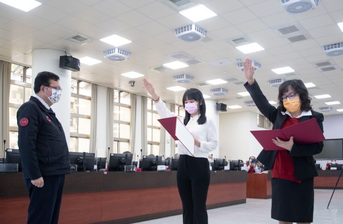 桃市青年局長陳冠穎及人事處長林妙貞就職宣誓 20220119124010898