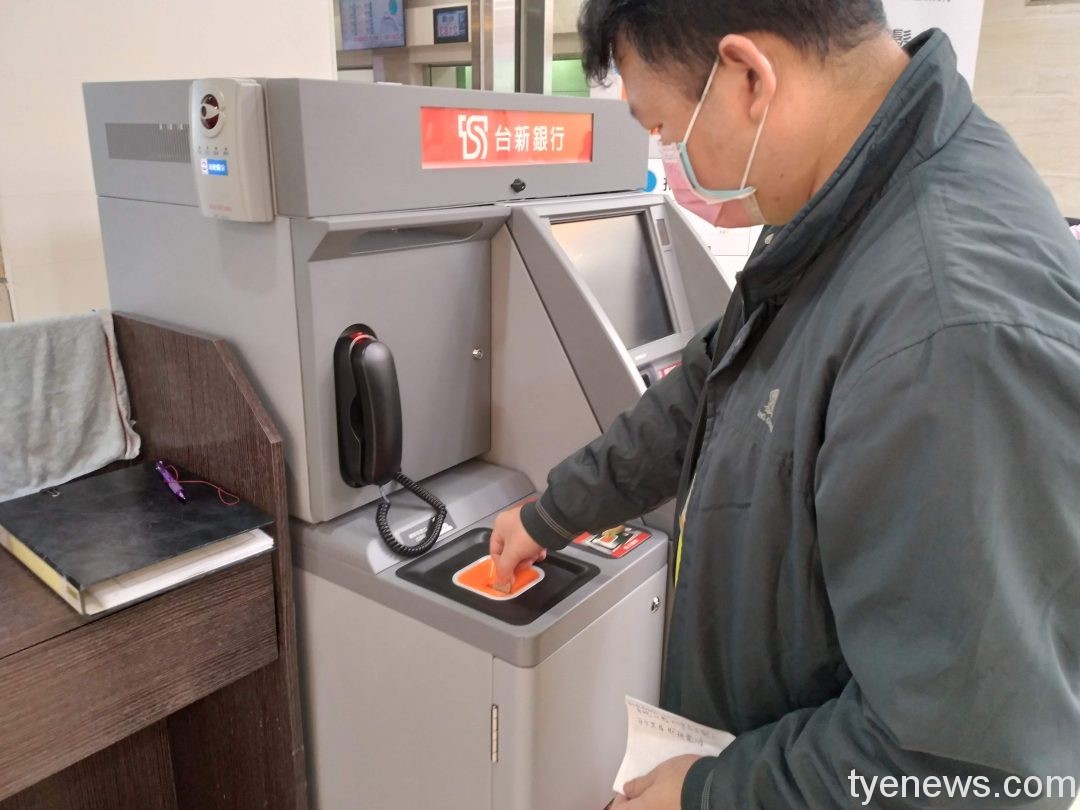 北榮桃分院推現金自動繳費機 長輩也能輕鬆上手 20220418 160352