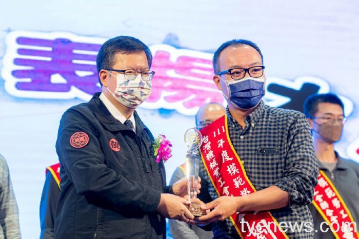 桃園市長鄭文燦出席「台灣機械、電工、紡織、食品業工會聯合會慶祝111年五一勞動節聯合表揚活動」。圖:市府提供 桃園市長鄭文燦出席「台灣機械、電工、紡織、食品業工會聯合會慶祝111年五一勞動節聯合表揚活動」。圖:市府提供