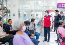 鄭文燦視察疫苗接種站 桃園60歲以上接種疫苗贈700元加白米1包