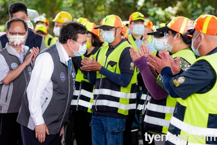 不分晝夜守護市民 鄭文燦贈端午禮盒慰勞防疫消毒大隊