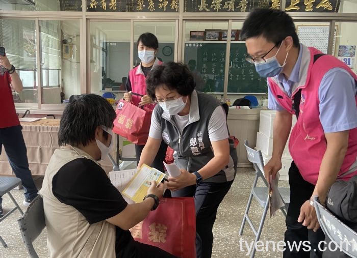 桃社會局關懷街友 贈端午防疫福袋 20220531134059551