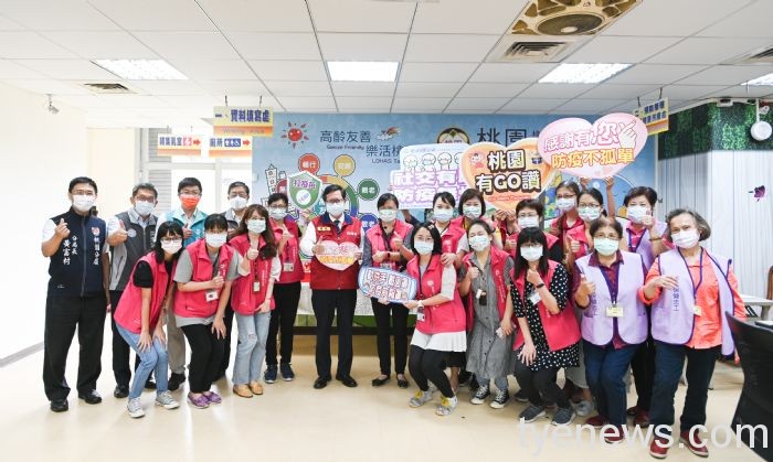 堅守防疫崗位!鄭文燦贈禮盒慰勞桃園區衛生所