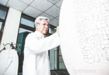 醫師、藝術家雙重身分!梁成福瓷刻展永安海螺館登場