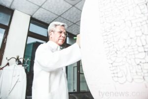 醫師、藝術家雙重身分！梁成福瓷刻展永安海螺館登場