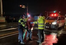 老翁思女出門探望不慎跌倒 八德暖警護送平安返家