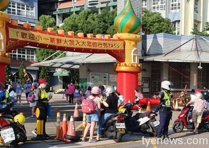 終於開學啦!八德警啟動護童勤務加強校園交通疏導 207566 scaled 1