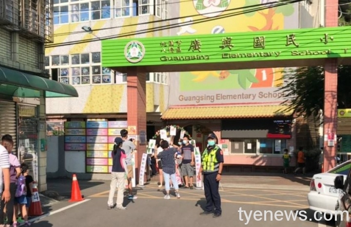 終於開學啦!八德警啟動護童勤務加強校園交通疏導 207568 scaled 1