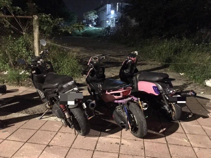 蘆竹警分局查獲3名青少年騎乘違法改裝的機車，除開出罰單，機車同時送往監理單位進行銷毀。圖：諶志明翻攝