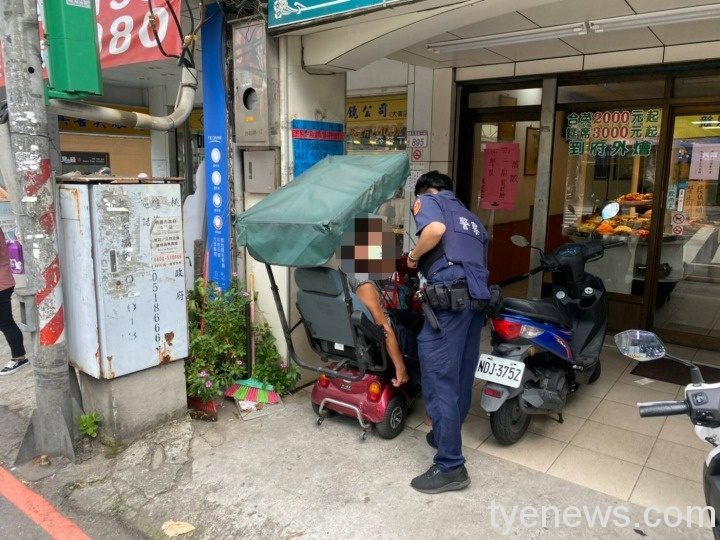 身障男烈日下電動車故障 四維所暖警載送平安返家 212859