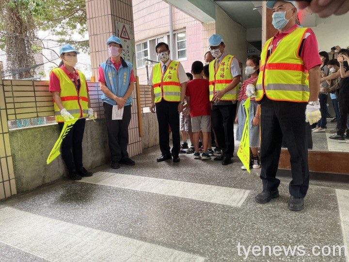 【有片】鄭文燦現身校園路口 當起「導護爸爸」幫學童安全過馬路 21320CE8 4211 430C BAFD B519C7088B2C