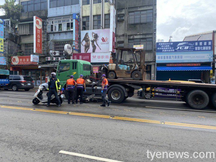 【有片】死亡瞬間!9旬翁貨車前穿越馬路 轉綠燈慘遭輾斃 218731