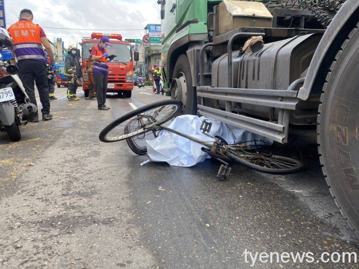 【有片】死亡瞬間!9旬翁貨車前穿越馬路 轉綠燈慘遭輾斃 218744