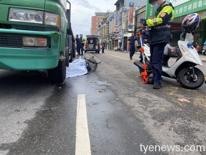 【有片】死亡瞬間!9旬翁貨車前穿越馬路 轉綠燈慘遭輾斃 218750