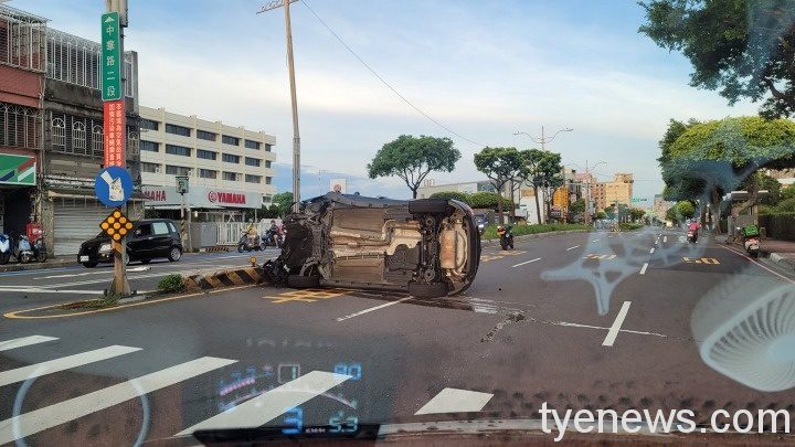 【有片】凌晨酒駕自撞分隔島翻覆 車頭凹陷駕駛輕傷 221599396 4420330568066985 6033499146345259431 n