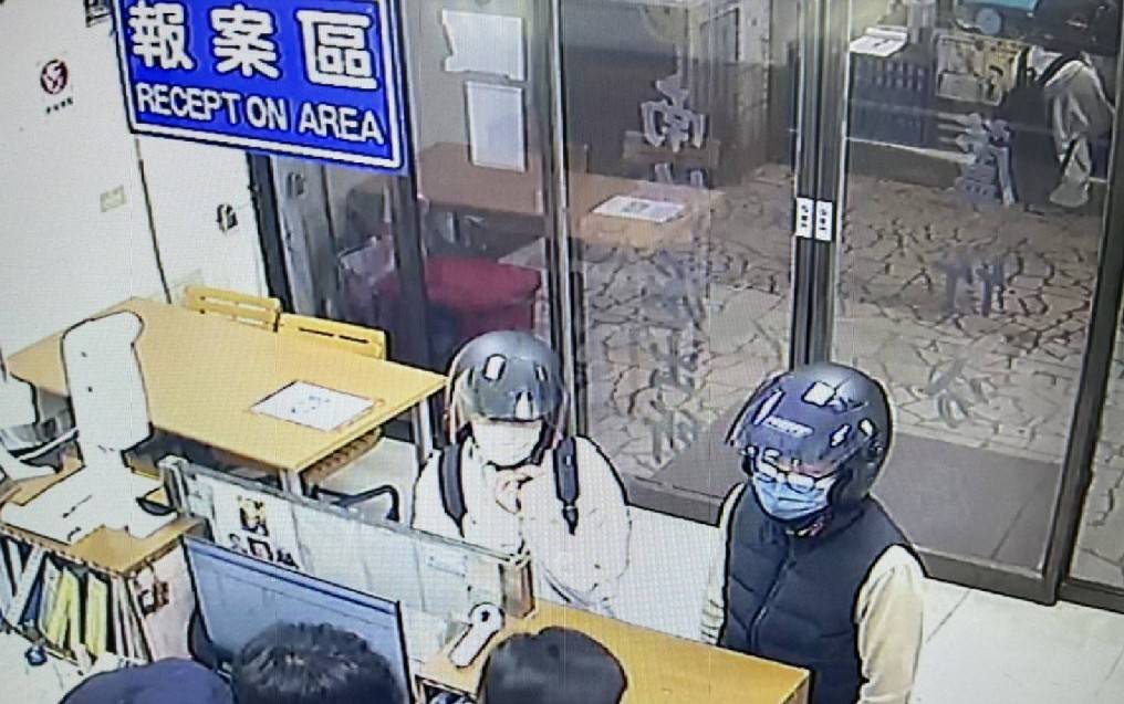 221793 女學生在同學的陪同下,向警方報案求助。圖:讀者提供