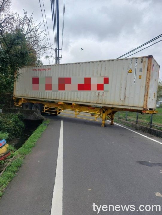 【有片】聯結車卡路 橫跨車道波及雙向回堵