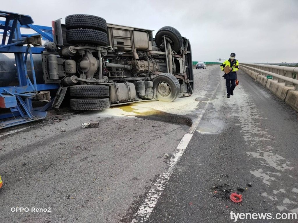 疑閃避坑洞化學槽車翻覆 駕駛擦挫傷