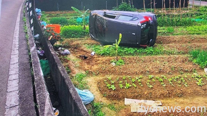【有片】女子不熟路車開進農田冒煙 網友:應該在控窯 227946