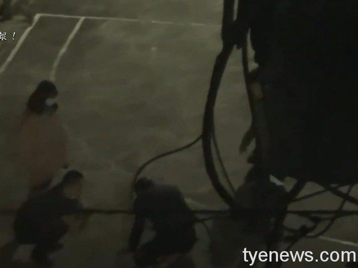 【有片】平鎮夜晚不安寧!8人聚眾叫罵男子 他磕頭道歉又挨揍 23 4
