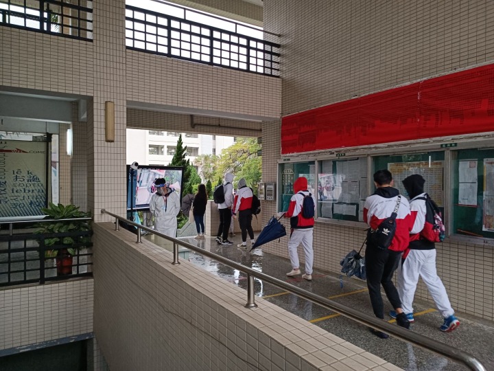 考生學測遇大雨 平鎮警維安勤務陪伴 230640