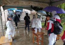 考生學測遇大雨 平鎮警維安勤務陪伴