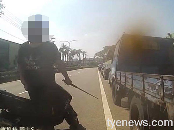 【有片】好兇!男騎士未打燈換車道 被叭不爽逼車持棍恐嚇