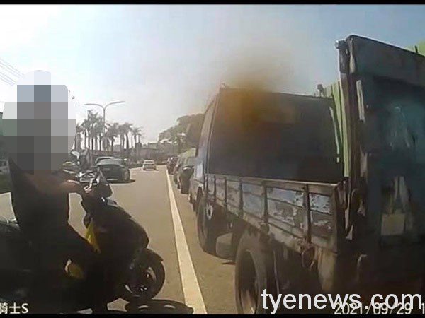 【有片】好兇!男騎士未打燈換車道 被叭不爽逼車持棍恐嚇 243448413 6505223392836086 4864678824702819890 n 1