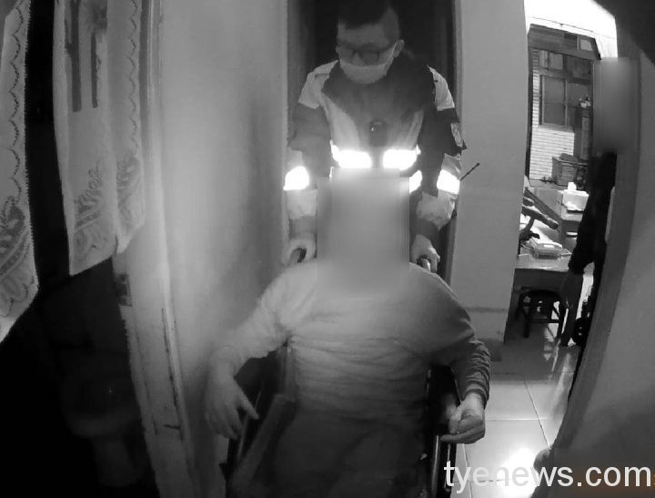 身障男跌倒家中無人可救 四維派出所暖警即刻救援 247097 scaled 1