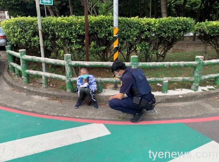 8旬老翁與家人吵架迷路蹲坐路邊 員警勸說解心結 24803