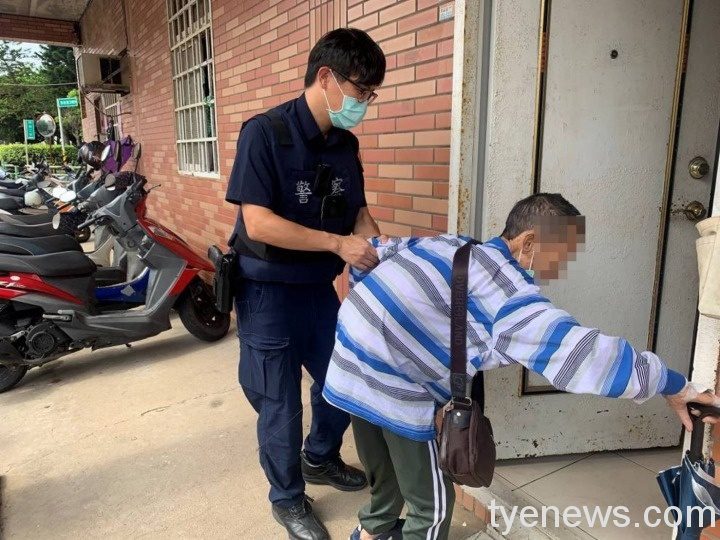 8旬老翁與家人吵架迷路蹲坐路邊 員警勸說解心結 24804