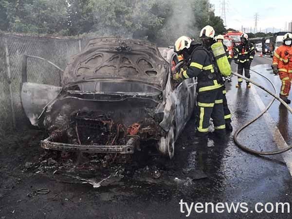 【有片】國道3號南下62K火燒車 面目全非只剩空殼