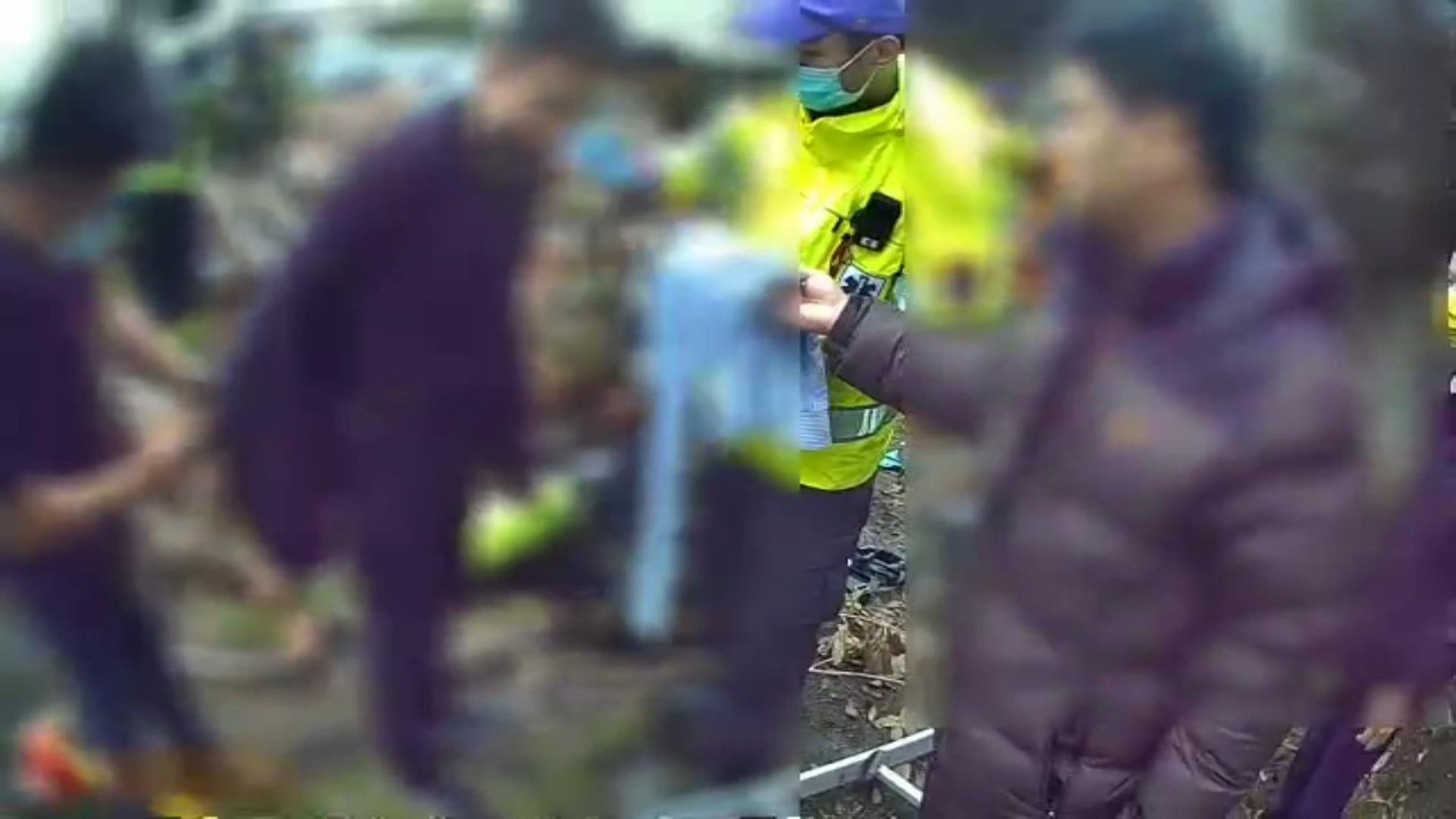 【有片】男子墜落5米深水井 警消排排站拉繩索救出 2532