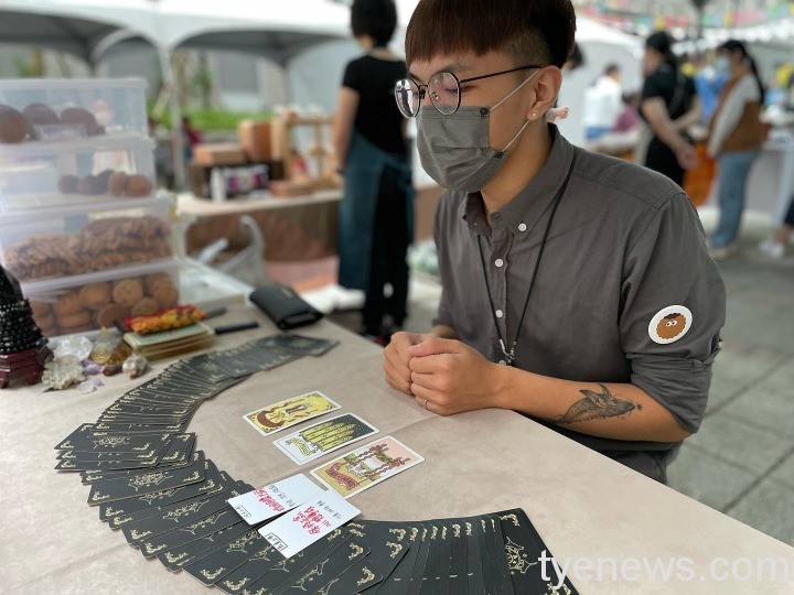 青年占卜師結合東西方元素 全球首創台灣好神卡 259808680 969797237227843 3404734519177277760 n