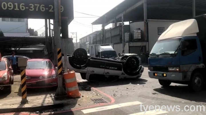 【有片】自小客疑未注意號誌 轉彎撞兩車後翻覆 269906 scaled 1