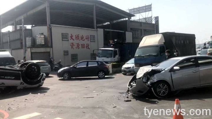 【有片】自小客疑未注意號誌 轉彎撞兩車後翻覆 269907 scaled 1