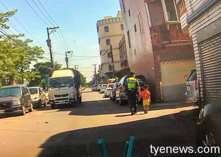 男童外出尋母迷路母派出所求援 警化身保母護送返家 27497