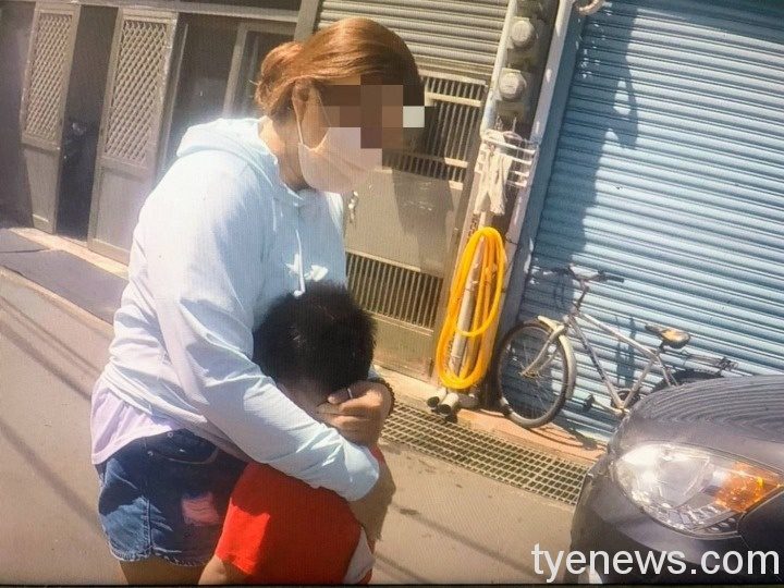 男童外出尋母迷路母派出所求援 警化身保母護送返家 27499