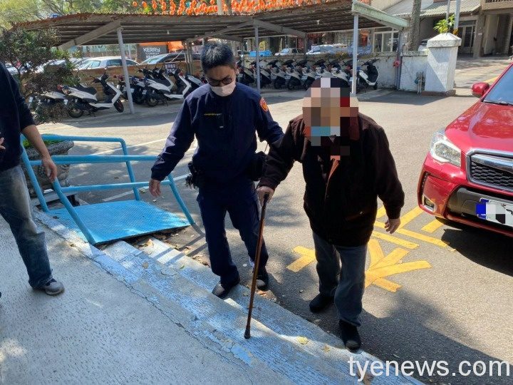 老翁獨自外出迷途街頭 八德所與熱心民眾助返家 277283