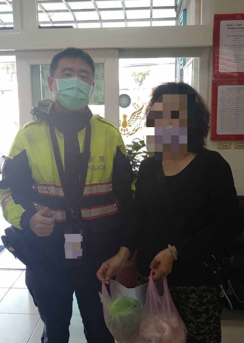 大湳消防分隊拾「菜」不昧 聯手廣興所助婦人失而復得