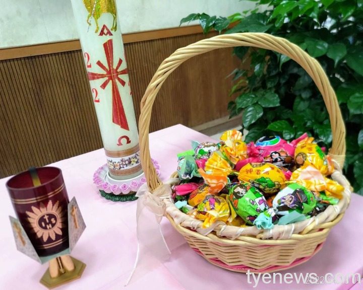 桃園市天主教聖保祿醫院院牧部以「皮蛋」製作復活蛋，分享耶穌復活的喜樂。圖：天主教聖保祿醫院提供
